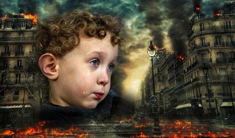 Trauriges Kindergesicht in den Trümmern einer brennenden Stadt